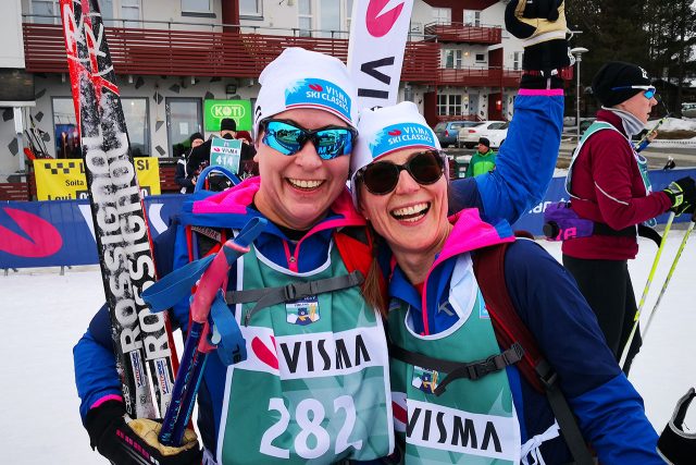 Johanna ja Marja-Liisa Visma Ski Classics Ylläs-Levi hiihdon maalissa.